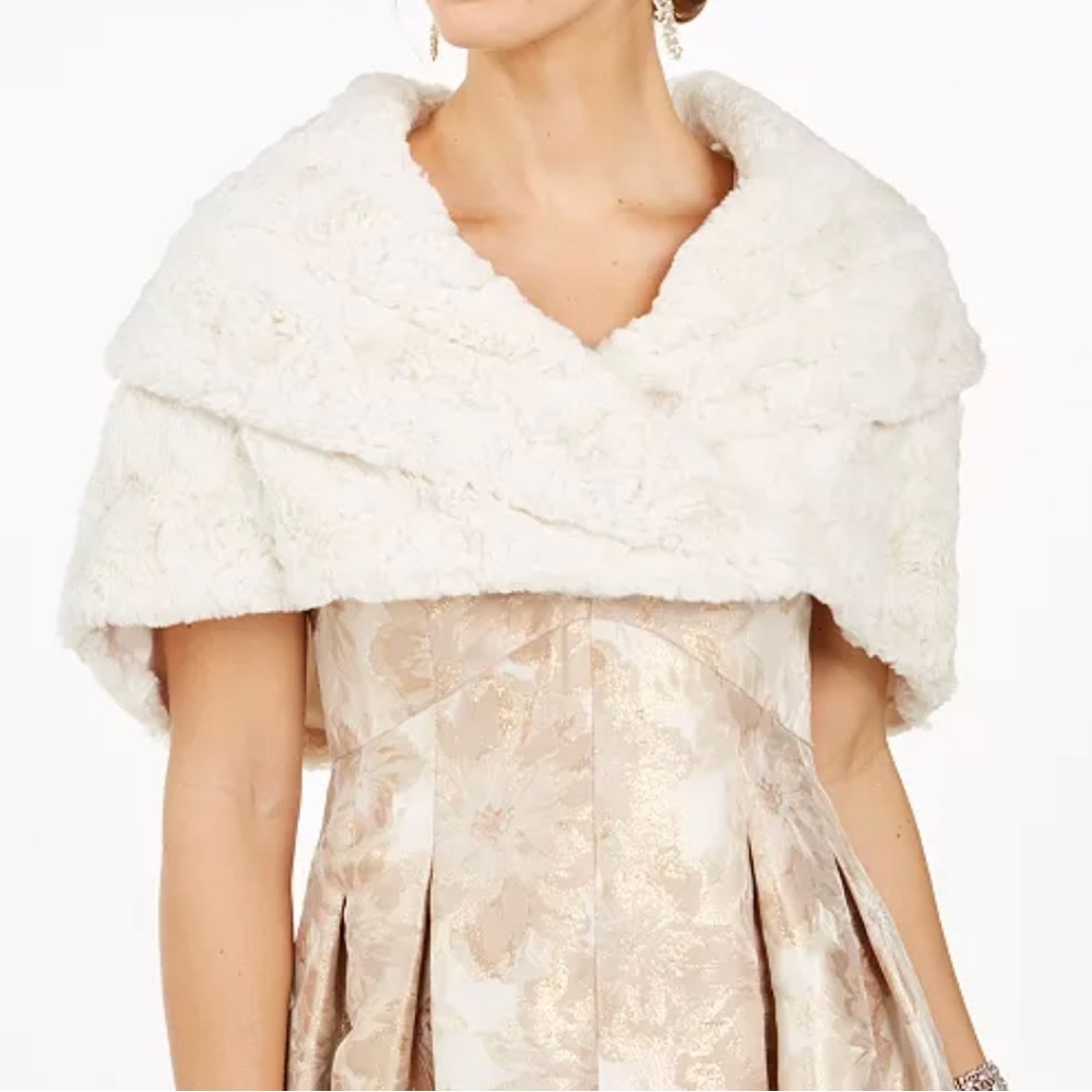 Eliza J Ivory Faux Fur Capelet (NWOT)